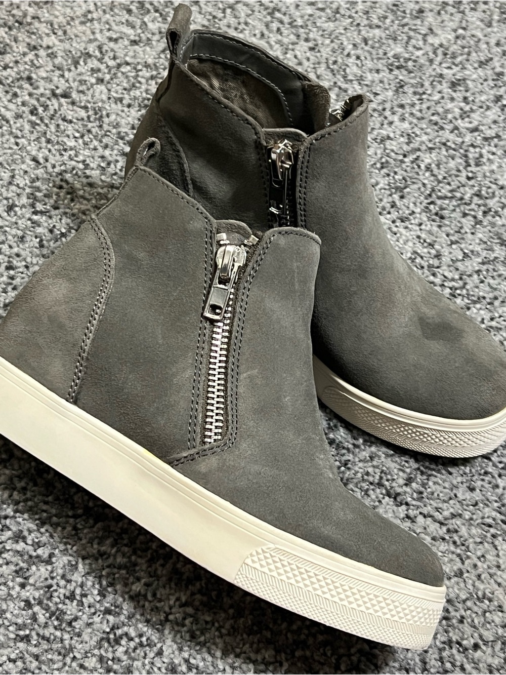 Steve Madden Wedgie Gray Suede Platform Sneaker Size 7 EUC